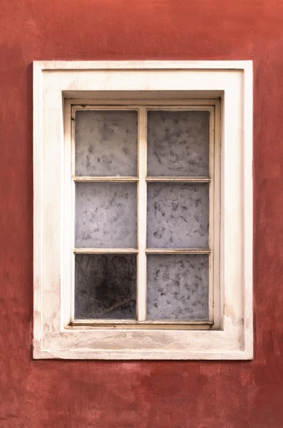 旧旧的红色粉刷墙上的窗口 — 图库照片