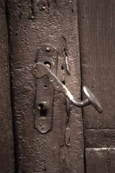 Puerta de madera vieja con perilla de metal . —  Fotos de Stock