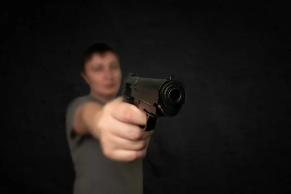 罪犯手中的枪 有选择地把重点放在枪上 — 图库照片