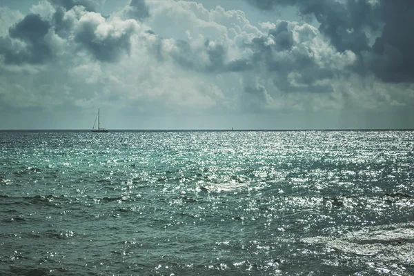 Dunkle stürmische Wolken und beleuchtete See — Stockfoto