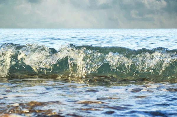 Fortes vagues s'écrasent sur la plage . — Photo