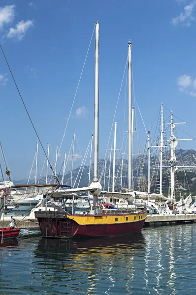 El gran barco privado blanco junto al muelle . — Foto de Stock