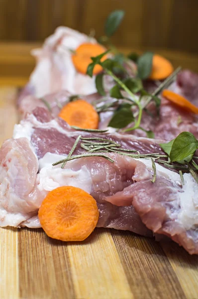 Trozo de carne fresca cruda en la tabla de cortar — Foto de Stock