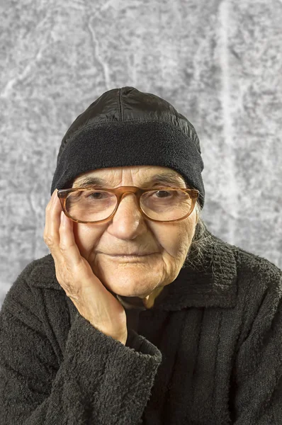 Porträt einer glücklichen Seniorin — Stockfoto