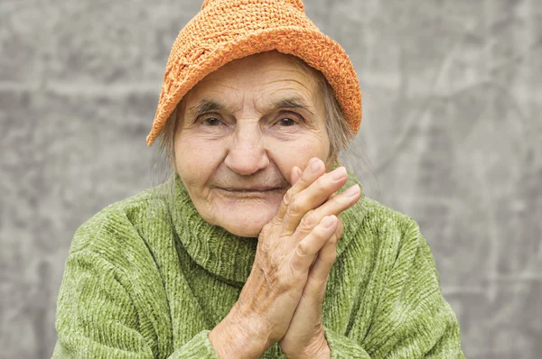 Ritratto di una donna anziana felice che sorride alla telecamera . — Foto Stock