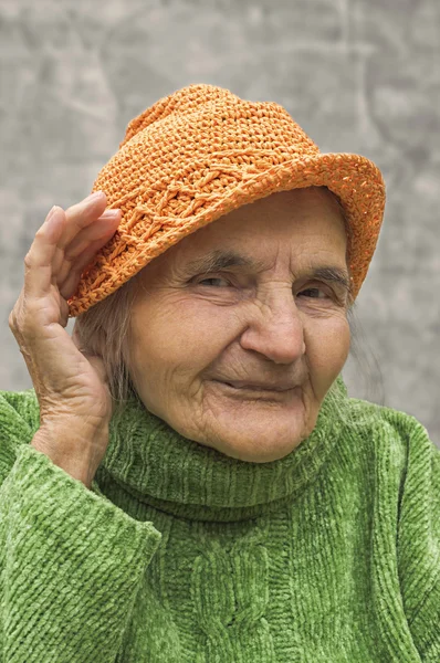 Elderly woman holding hand close to an ear. — Stock Photo, Image