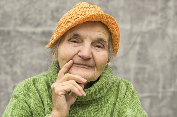 Πορτρέτο του στοχαστικός ηλικιωμένη γυναίκα — Φωτογραφία Αρχείου