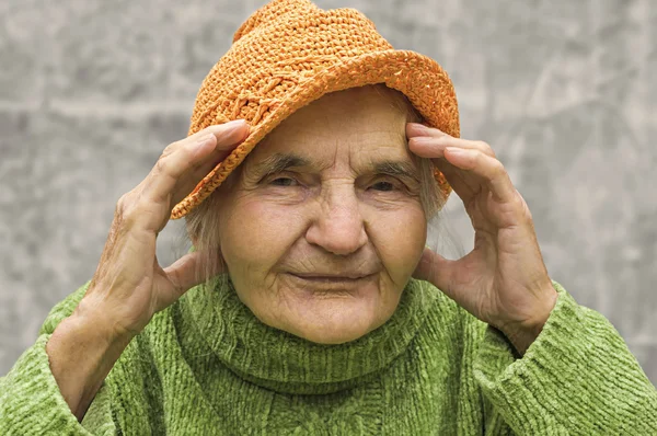 Porträt einer glücklichen Seniorin, die in die Kamera lächelt. — Stockfoto