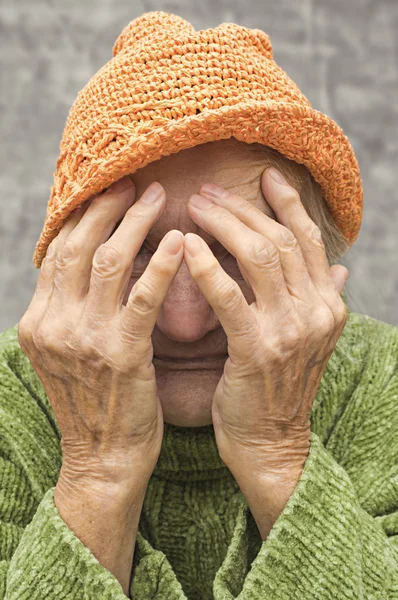 Mujer anciana asustada y preocupada . — Foto de Stock