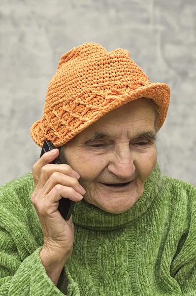 Portret van een gelukkige oudere vrouw aan de telefoon — Stockfoto