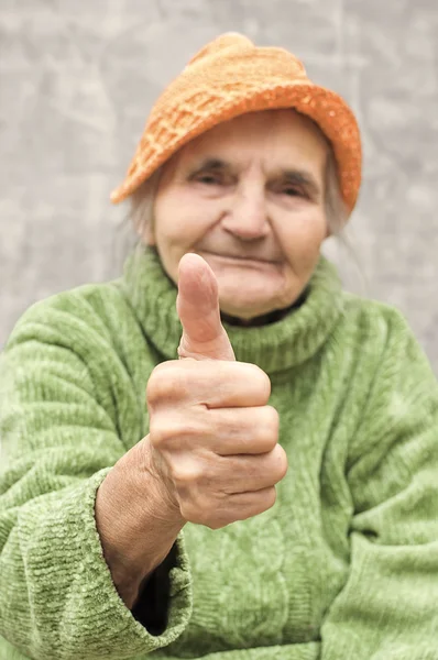 Ältere Frau zeigt Daumen nach oben — Stockfoto