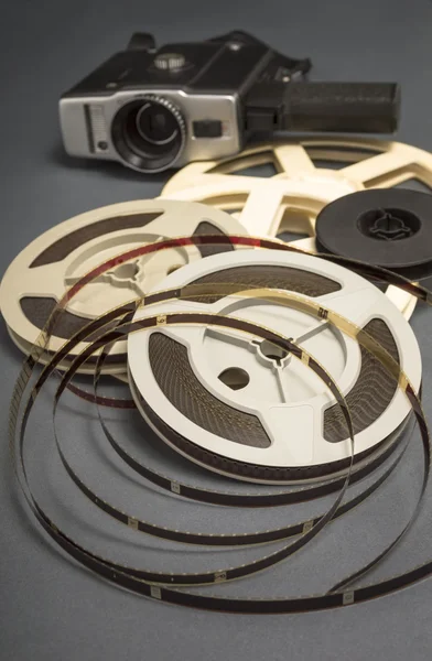 Natureza morta de bobinas de filme cine de 8mm e câmera de filme velha . — Fotografia de Stock