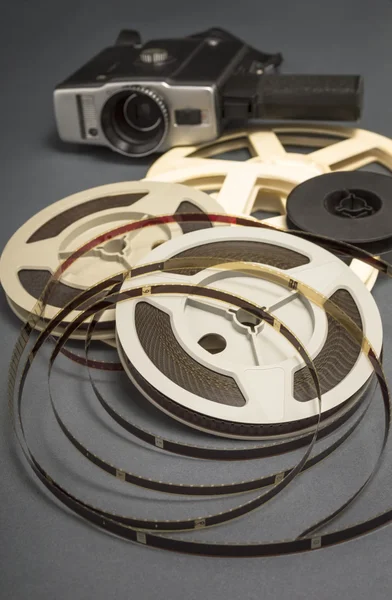 Natürmort 8mm sinema film makaraları ve eski film fotoğraf makinesi.