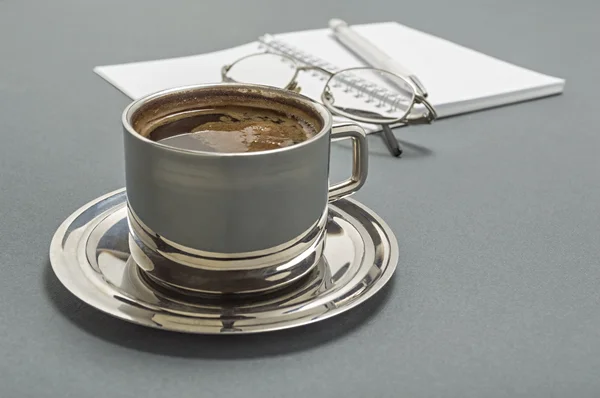 Tazza di caffè nell'ufficio commerciale . — Foto Stock