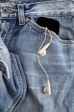 kot pantolon cebinde kulaklık ile oyuncu