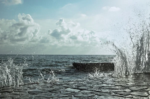 Vagues se brisant sur une plage pierreuse — Photo