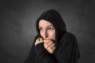 Güçlü depresyon ve korkmuş. 
