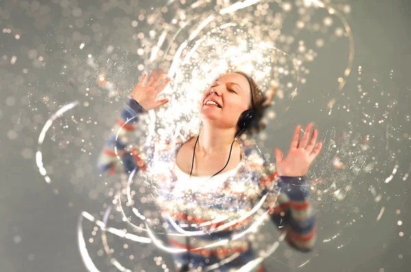 Hübsche junge Frau mit Kopfhörern, die Musik hört. — Stockfoto