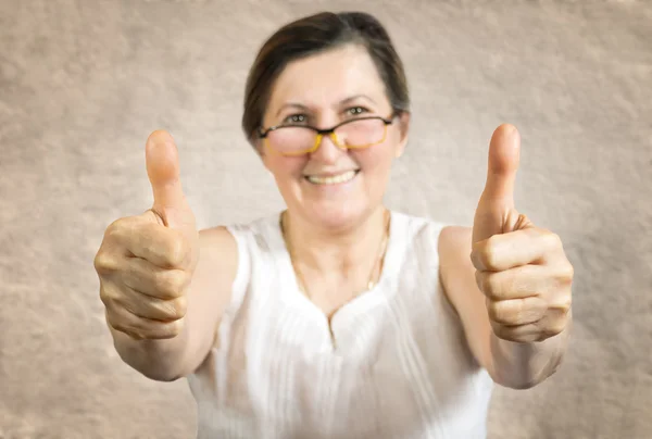 Glad kvinna visar tummen — Stockfoto