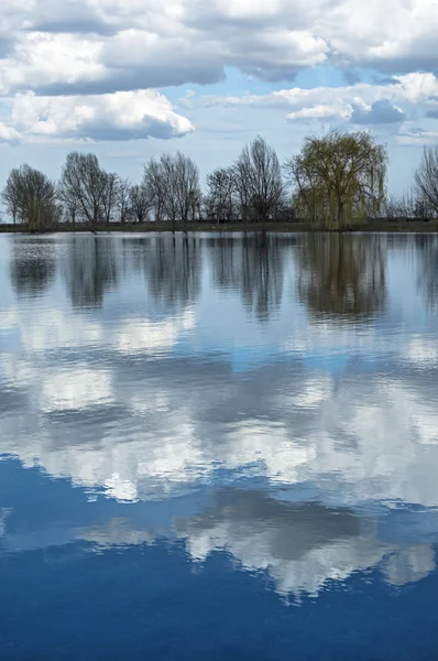 Lake under blue cloudy sky — Stock Photo, Image