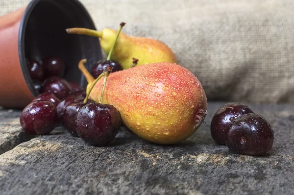 Вкусные желтые груши и вишня на столе, органические продукты питания . — стоковое фото