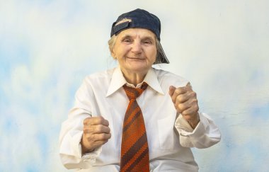 Bir şey destekleyen komik yaşlı kadın.