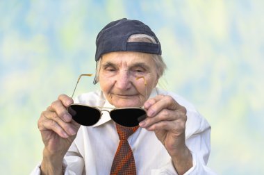 Komik yaşlı kadın gözlük ile.