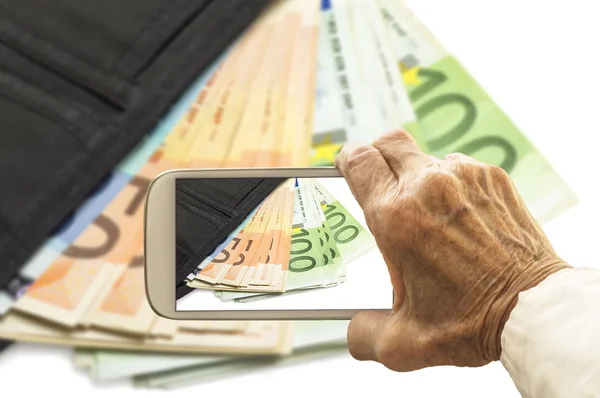 Eski el bir resim euro banknot ile cüzdan üzerinde akıllı alır. 