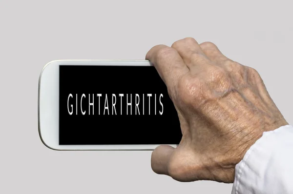 在老人的手上 Gihtarthritis 文本在屏幕上的智能手机 — 图库照片