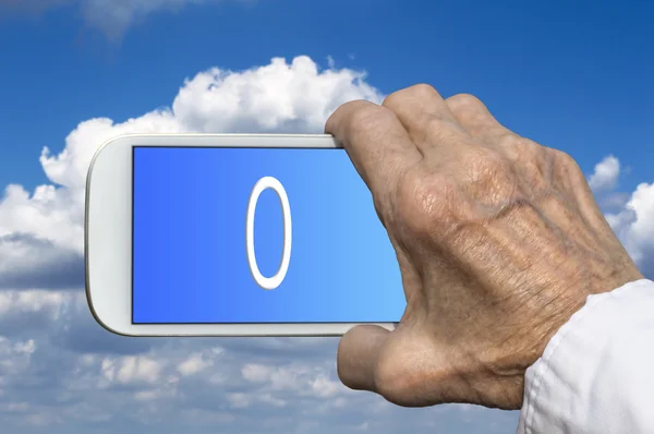 Smart phone in old hand with number ZERO on screen — Stock Photo, Image