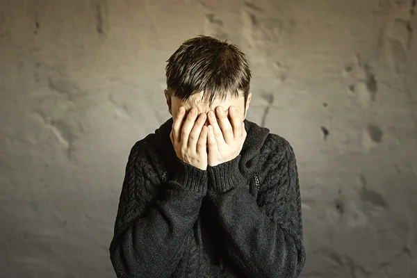 Bang en ongerust vrouw die betrekking hebben op ger gezicht met handen. Stockfoto