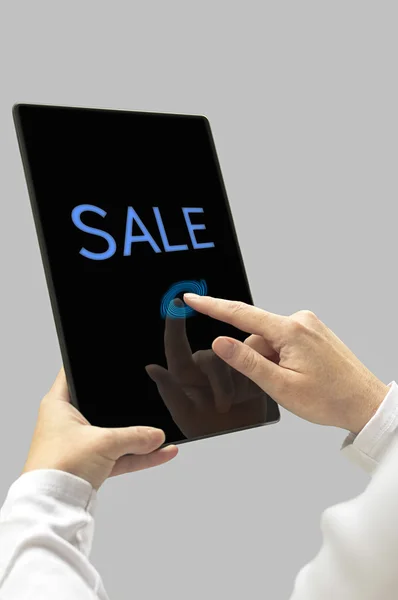 Sprzedaż komunikat na wyświetlaczu komputera cyfrowego tabletu. Kobieta ręce dowcip — Zdjęcie stockowe