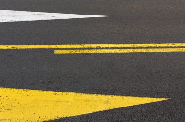 Asfalt yol yön okları.