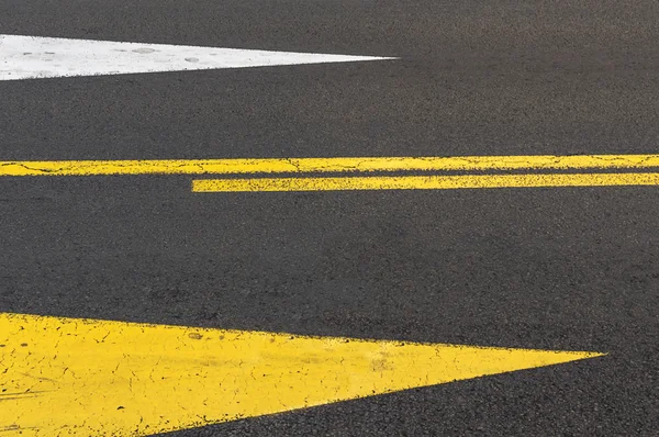 Directionele pijlen op asfaltweg. — Stockfoto