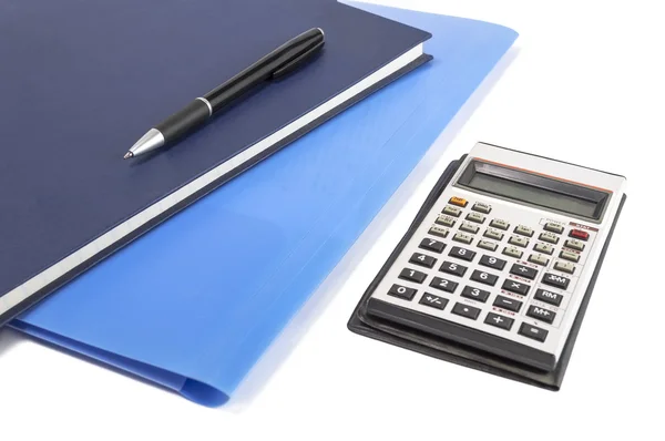 Dois diários azuis com caneta e calculadora . — Fotografia de Stock
