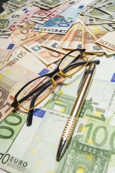 Pera a brýle s eurobankovkami. — Stock fotografie