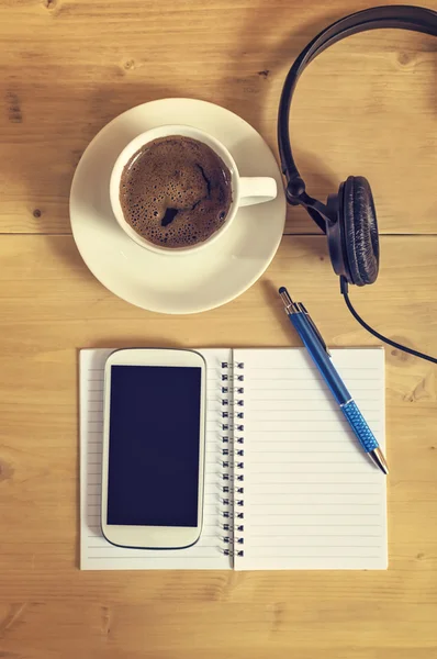 Poznámkový blok s tužkou, Coffee cup a prázdná obrazovka smartphonu na — Stock fotografie