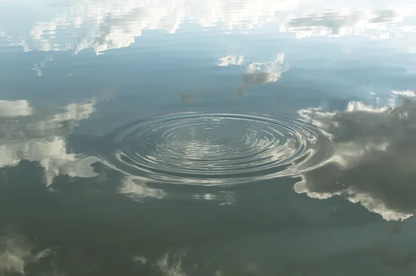 Wasserreflexion mit Wassertropfen — Stockfoto