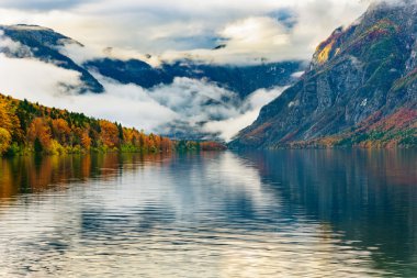 Triglav milli parkı Slovenya, Alpler, Avrupa'da Bohinj gölürenkli sonbahar şafak.