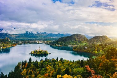 Bled Gölü'nün nefes kesen uzun pozlama hava panoramik manzarası, Slovenya, Avrupa (Osojnica)