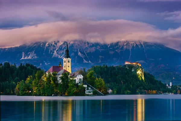 Night at the amazing city of Bled, with beautiful mountains in the background. Slovenia, Europe. — Stock Photo, Image