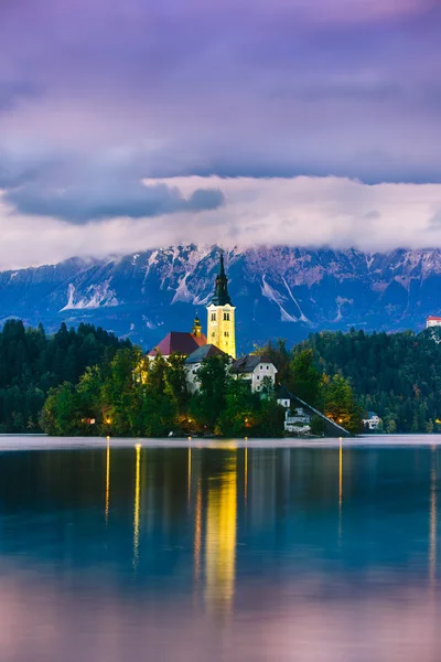 Night at the amazing city of Bled, with beautiful mountains in the background. Slovenia, Europe. — Stock Photo, Image