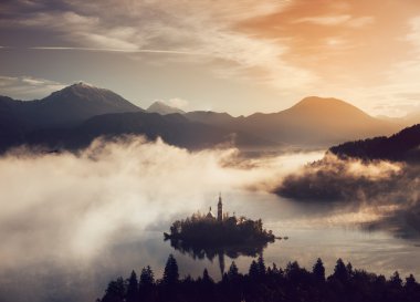 Bled Gölü'nün nefes kesen hava panoramik manzarası