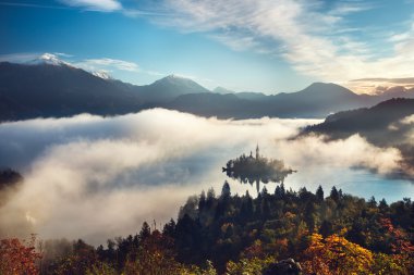 Bled Gölü'nün nefes kesen hava panoramik manzarası