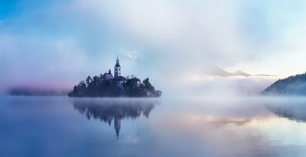 Slavný ostrov se starým kostelem ve městě bleku. — Stock fotografie