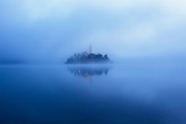 Vista panorámica de la famosa isla con iglesia antigua en la ciudad de Bled (Blejsko jezero ) — Foto de Stock