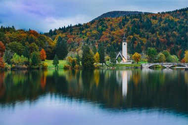 Ünlü St John The Baptist Kilisesi renkli sonbahar sahnesinin Muhteşem görünümü