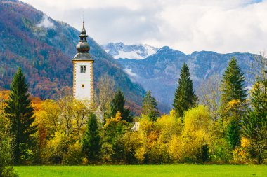 Slovenya'da renkli sonbahar sahnesinin muhteşem görünümü
