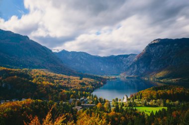 Yukarıdan ünlü Bohinj gölünün nefes kesen manzarası