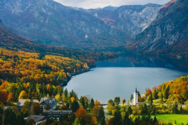Yukarıdan ünlü Bohinj gölünün nefes kesen manzarası